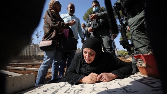 Kudüslü acılı anne İsrail'in Müslüman mezarlığındaki yıkımına oğlunun kabri başında tepki gösterdi