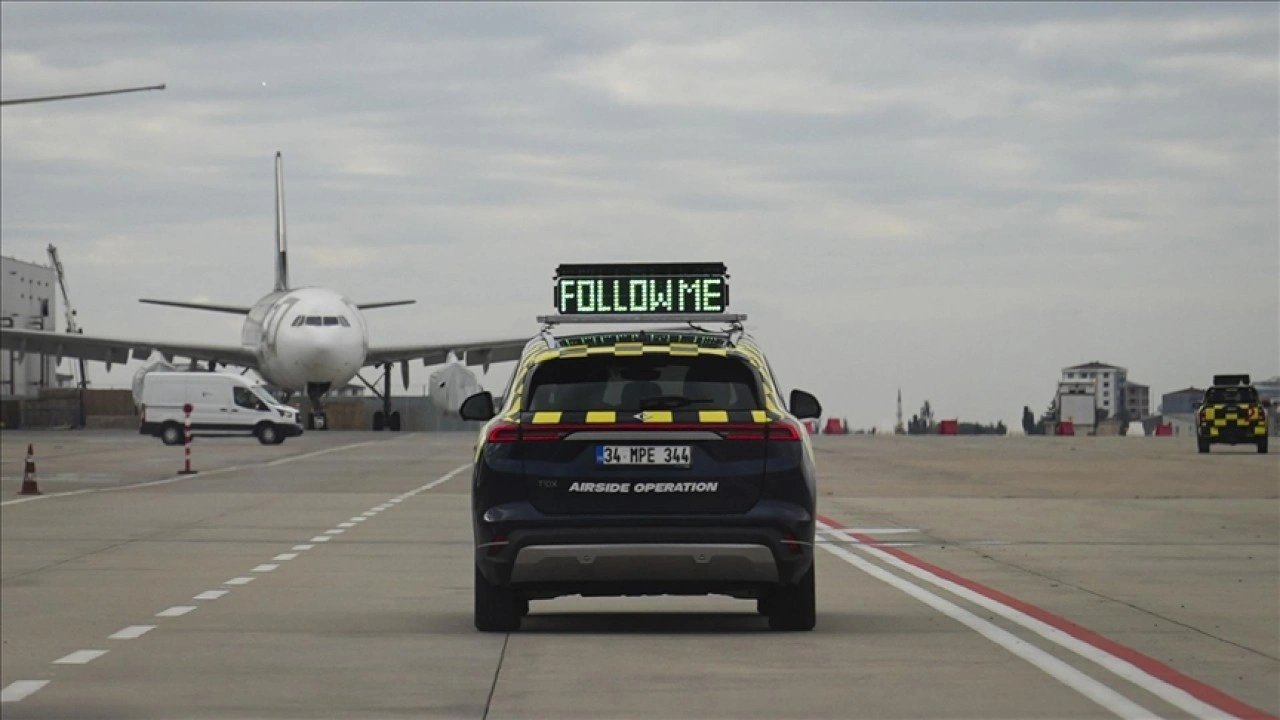 Kuledeki hava trafik kontrol&ouml;rlerinin yerdeki keskin g&ouml;zleri