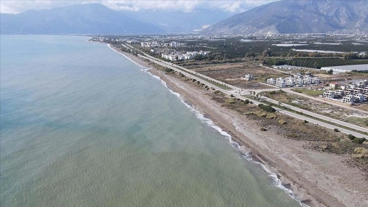 Kumluca'da çamurlu sel suları kıyıda denizin rengini kahverengiye çevirdi