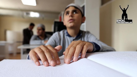 Kur'an-ı Kerim'i parmaklarıyla ezberliyorlar