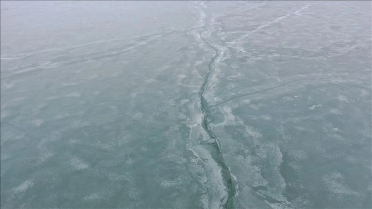 Kuraklığın etkisi altındaki Ağrı'da baraj gölünün yüzeyindeki buzlar çözülmeye başladı