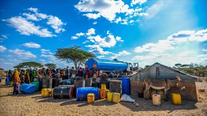 Kuraklığın vurduğu Mandera’da kuyular su tankerleriyle dolduruluyor