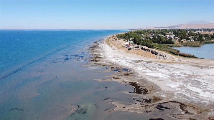 Kuraklık ve aşırı buharlaşmanın etkisiyle Van Gölü'ndeki çekilme sürüyor