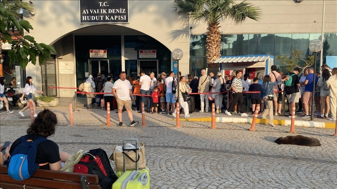 Kurban Bayramı tatilinde Ayvalık'tan Midilli Adası'na geçişlerde yoğunluk yaşanıyor
