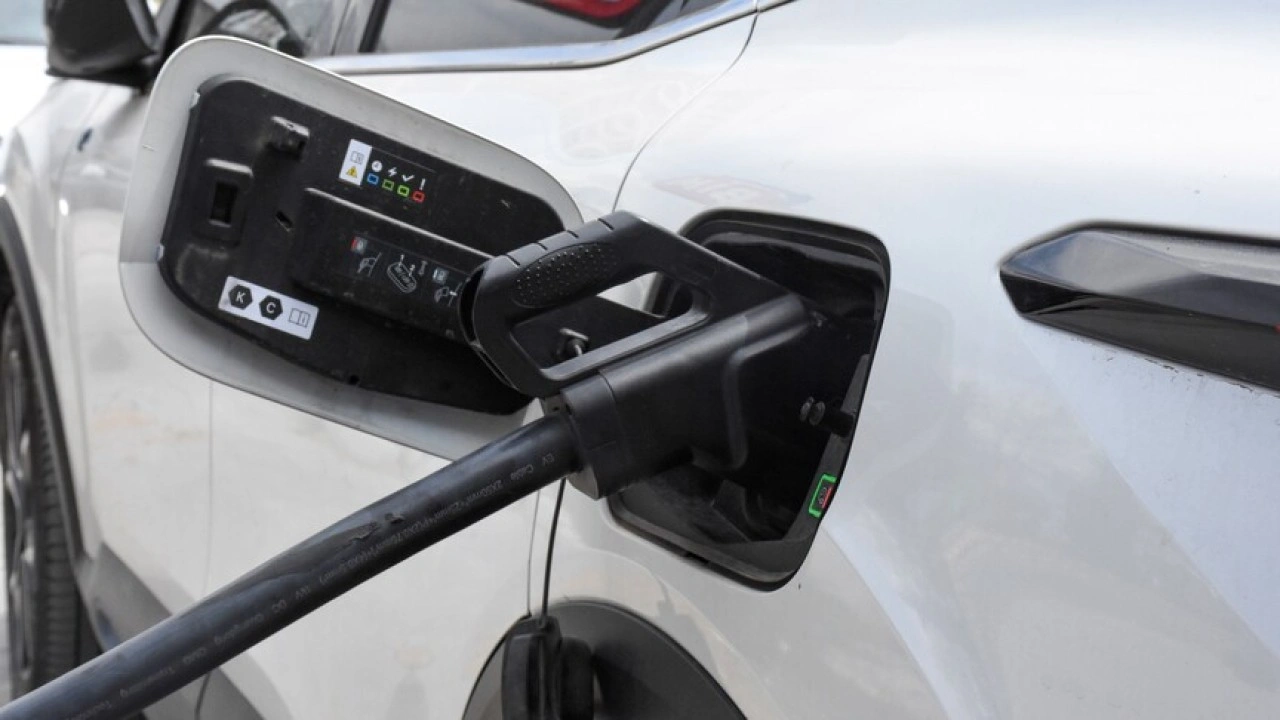 K&uuml;resel elektrikli ara&ccedil; satışları temmuzda yıllık bazda y&uuml;zde 9 artışla 1,85 milyon oldu
