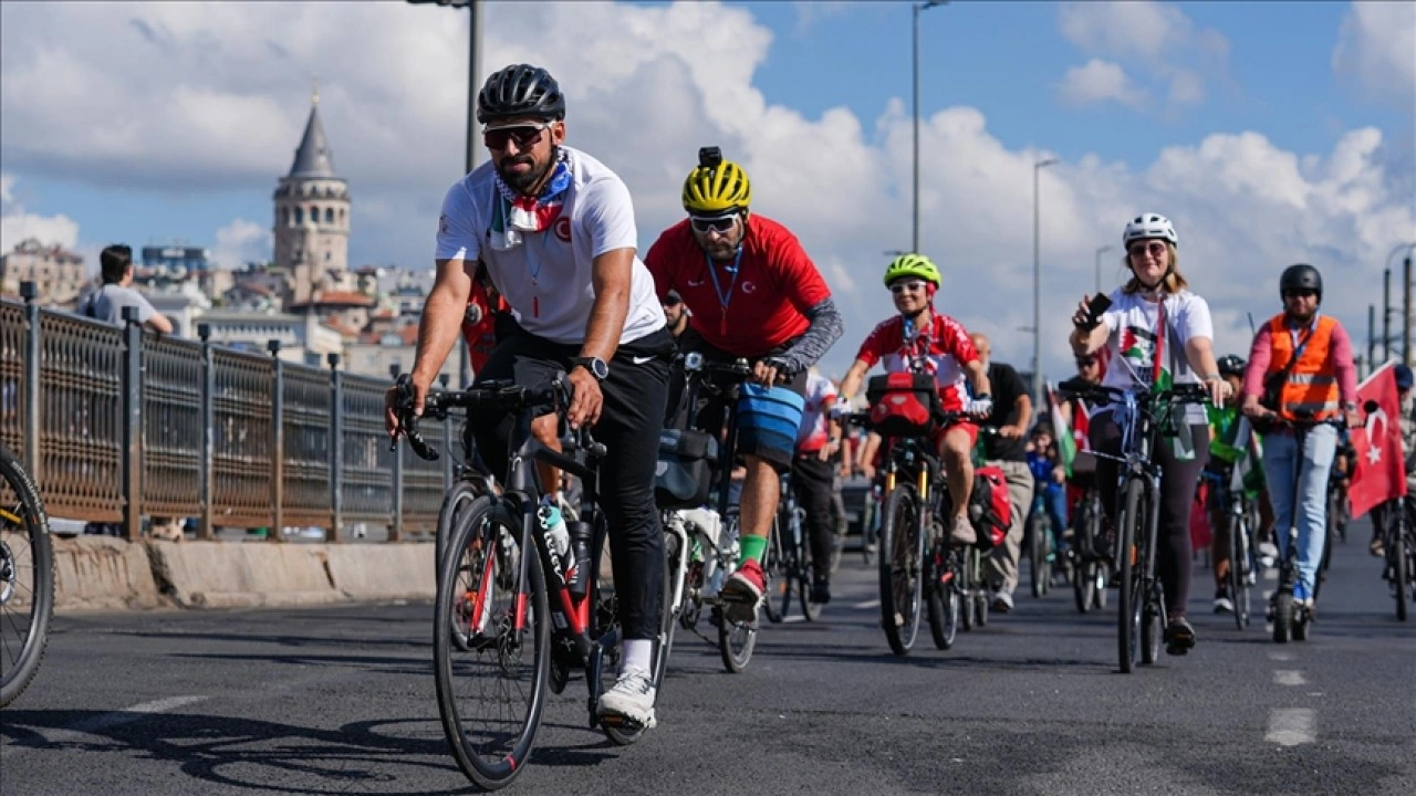 Küresel Sumud Filosu'na destek için İstanbul'da pedallar çevrildi