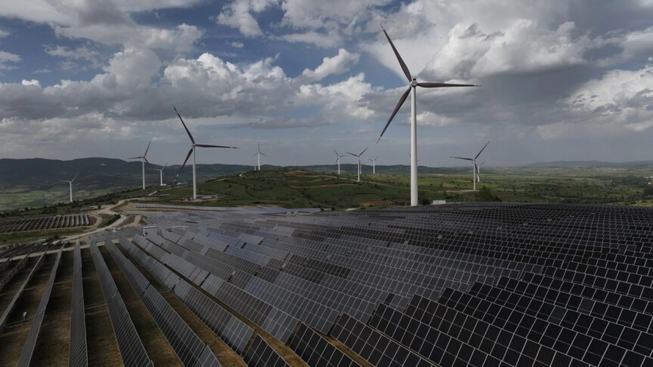 K&uuml;resel temiz enerji teknolojileri pazarı 1,1 trilyon doları aştı
