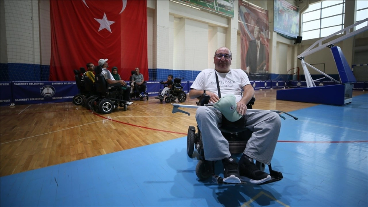 Kurucu başkanı olduğu dernekte kendisi gibi engellilerin yardımına koşuyor