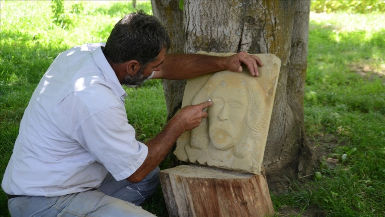 Kuruyan ağaçları sanat eserine dönüştürüyor