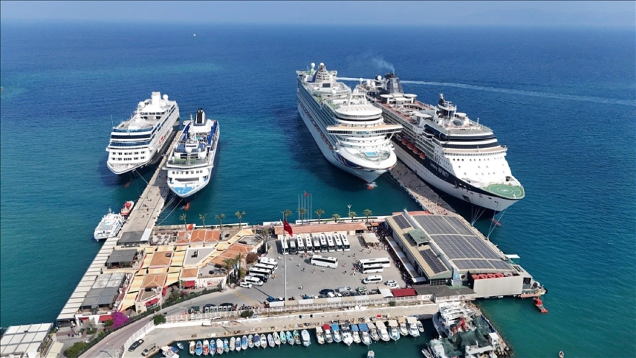 Kuşadası'na 4 kruvaziyerle 7 bin 427 turist geldi