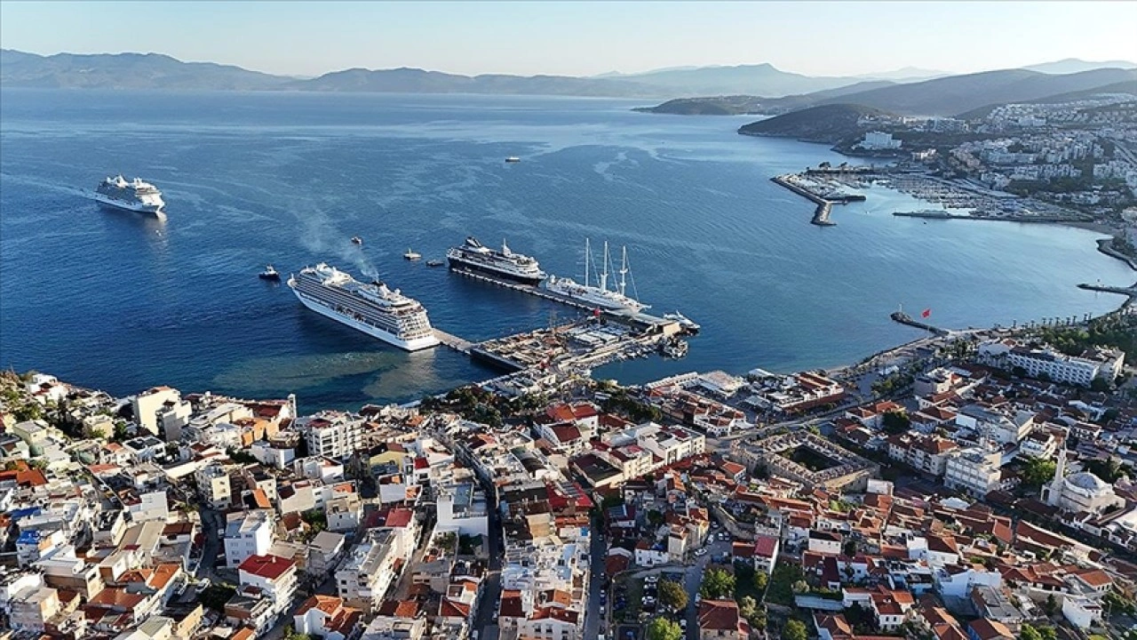 Kuşadası'na bir günde 5 kruvaziyer demirledi