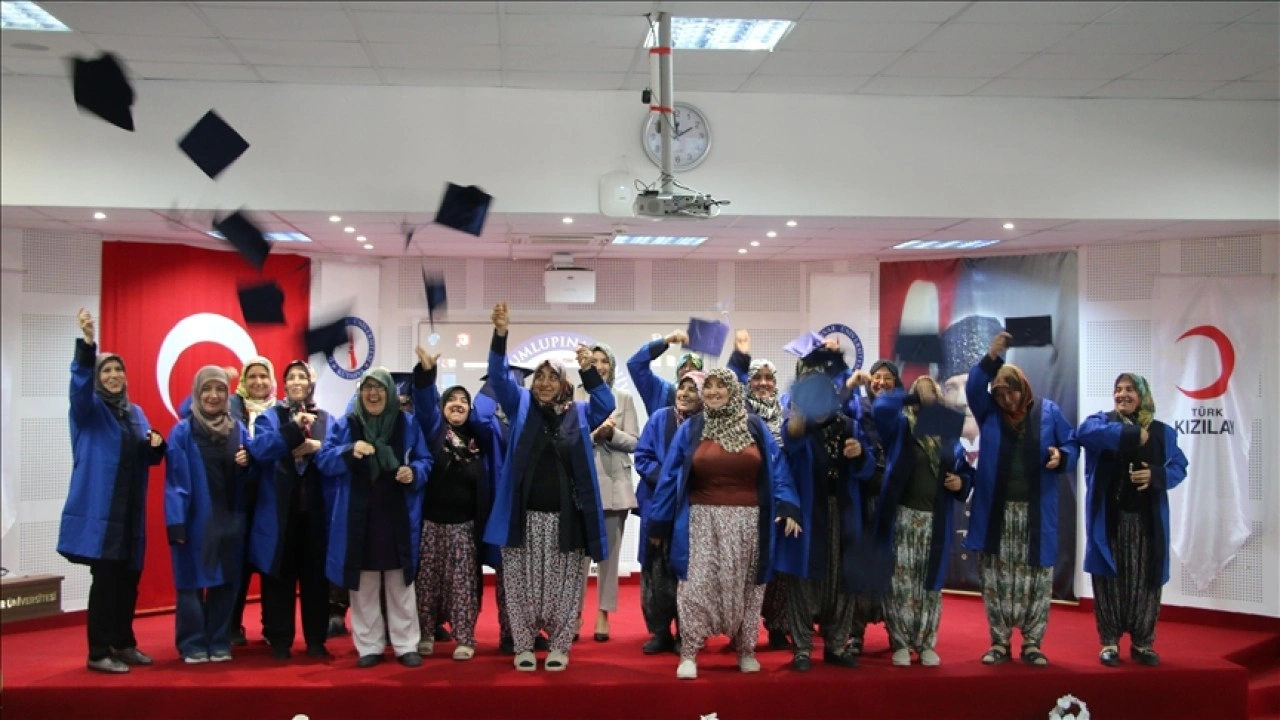 Kütahya'da "Kadın Üniversitesi" ilk mezunlarını verdi
