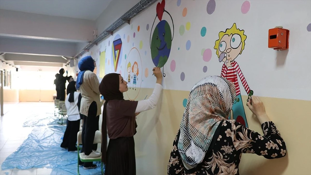 Kütahya'da üniversite öğrencileri ilkokul koridorlarını bilim ve sanat çizimleriyle renklendirdi