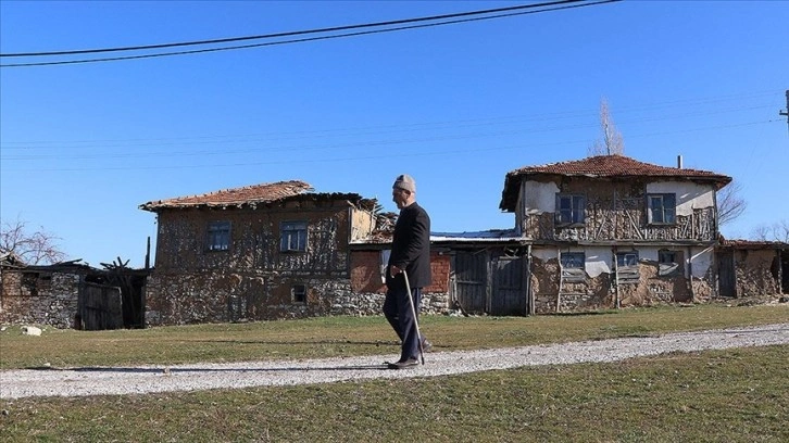 Kütahya'daki terk edilmiş köyde iki yıldır tek başına yaşıyor