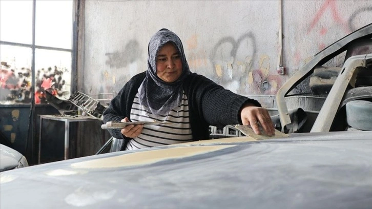 Kütahyalı Emine usta 22 yıldır sanayide eşiyle oto kaporta ve boya işi yapıyor
