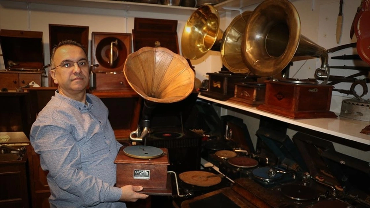 Kütahyalı makine mühendisi müzikle ilgili antika aletlerden koleksiyon oluşturdu