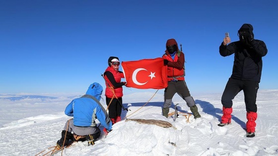 Kutup soğuklarını aşıp Kösedağ'da Türk bayrağı açtılar