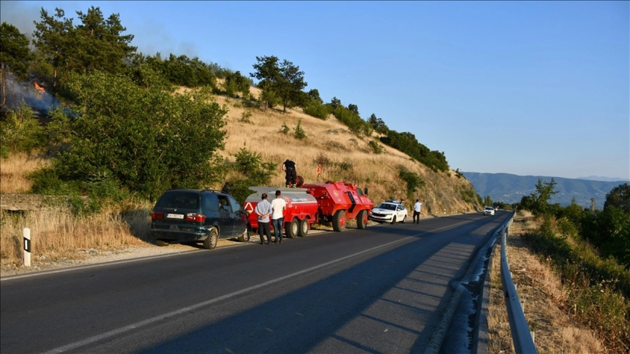 Kuzey Makedonya ile Kosova arasındaki sınır kapısı yangın nedeniyle yeniden geçişlere kapatıldı
