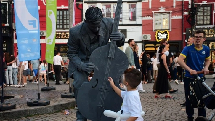 Kuzey Makedonyalı sanatçıların Kosova'daki canlı heykel performansı beğeni topladı