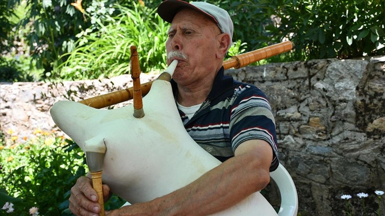 Kuzey Makedonyalı Trajcov, 66 yıldır çaldığı tulumla ortak kültürel mirası canlı tutmaya çalışıyor