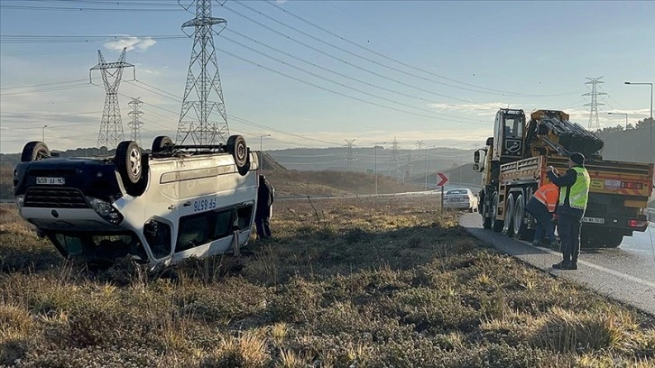 Kuzey Marmara Otoyolu gişelerinde devrilen servis minibüsündeki 9 kişi yaralandı