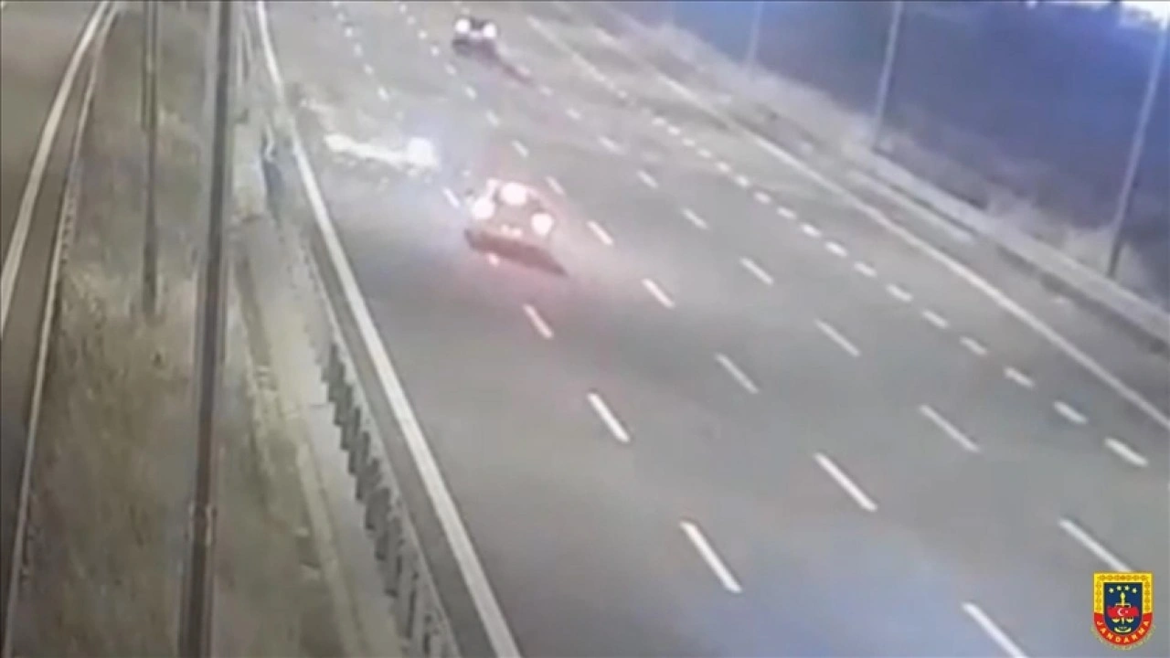 Kuzey Marmara Otoyolu'nda 5 kişinin yaralandığı trafik kazası anı kamerada