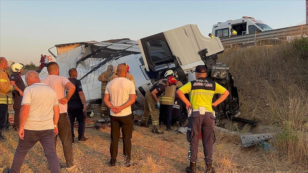 Kuzey Marmara Otoyolu'nda şarampole devrilen tırdaki 2 kişi hayatını kaybetti