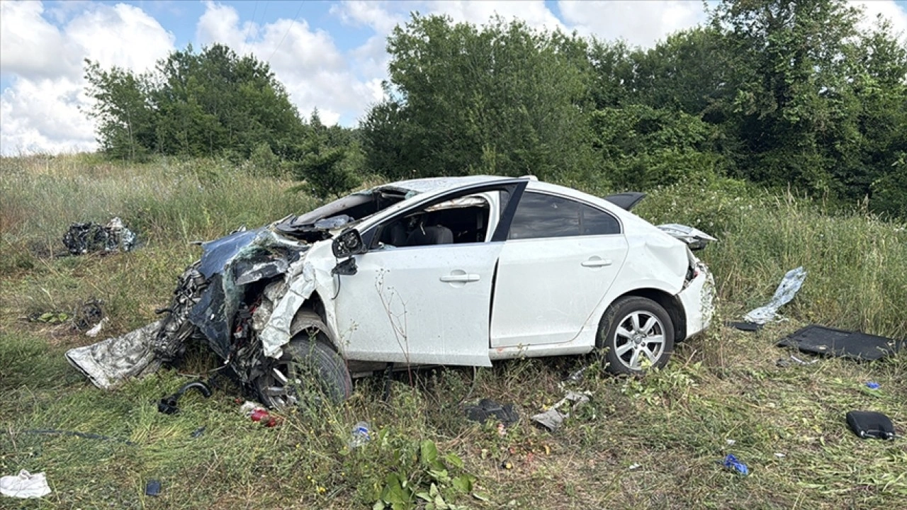 Kuzey Marmara Otoyolu'nun Kocaeli kesiminde şarampole devrilen araçtaki 8 kişi yaralandı