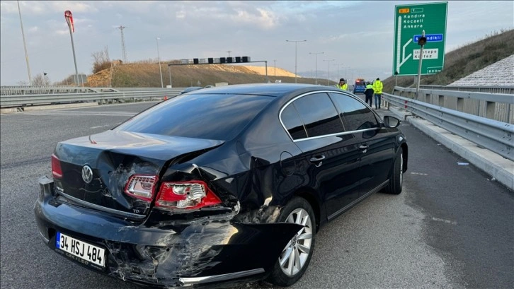 Kuzey Marmara Otoyolu'nda 8 aracın karıştığı kazada 4 kişi yaralandı