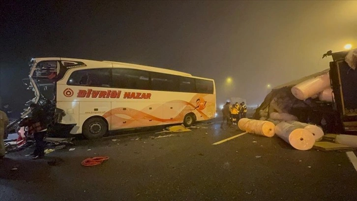 Kuzey Marmara Otoyolu'nda trafik kazasında 1’i ağır 19 kişi yaralandı