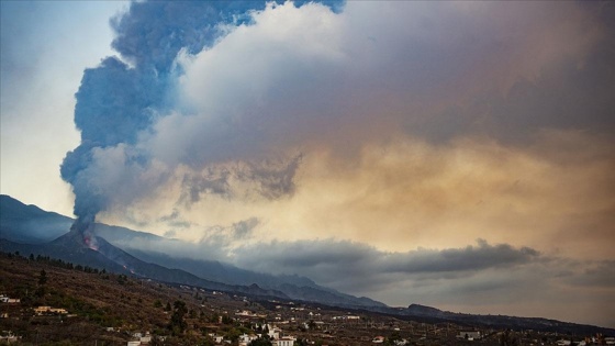 La Palma Adası'ndaki volkandan çıkan lavlar son 24 saatte 90 evi daha yakıp geçti