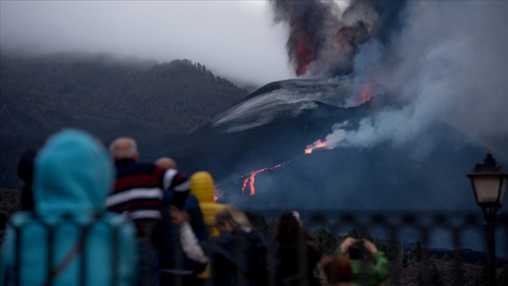 La Palma Adası'ndaki yanardağdan çıkan kül, Ada sakinlerini evlerinde kalmaya zorladı