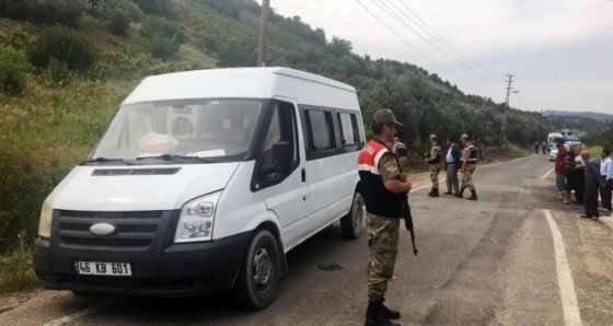 Lastiği patlayan okul servisi elektrik direğine çarptı: 1 ölü, 1 yaralı