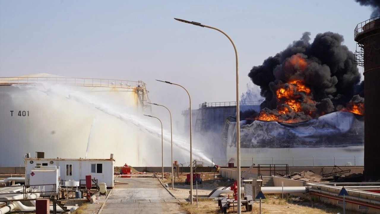 Libya'da Zaviye Petrol Kompleksine İHA'lı saldırı sonucu &ccedil;ıkan yangını s&ouml;nd&uuml;rme &ccedil;alışmalar