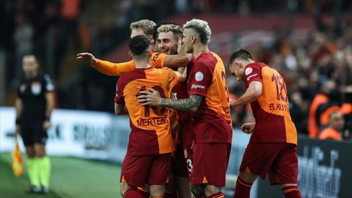 Ligde yenilmezlik serisini 13 karşılaşmaya çıkaran Galatasaray, maç fazlasıyla liderliğe yükseldi