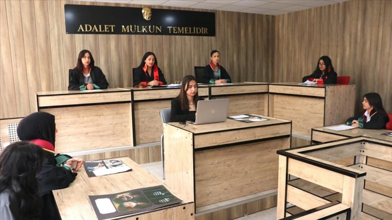 Lise öğrencileri gerçeği aratmayan "temsili mahkeme" ile adalet deneyimi kazanıyor