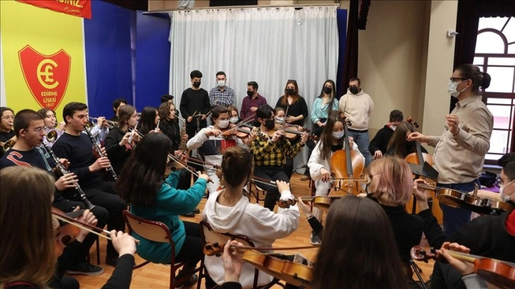 Lisede kurulan senfoni orkestrası müzik tutkunu gençleri buluşturuyor