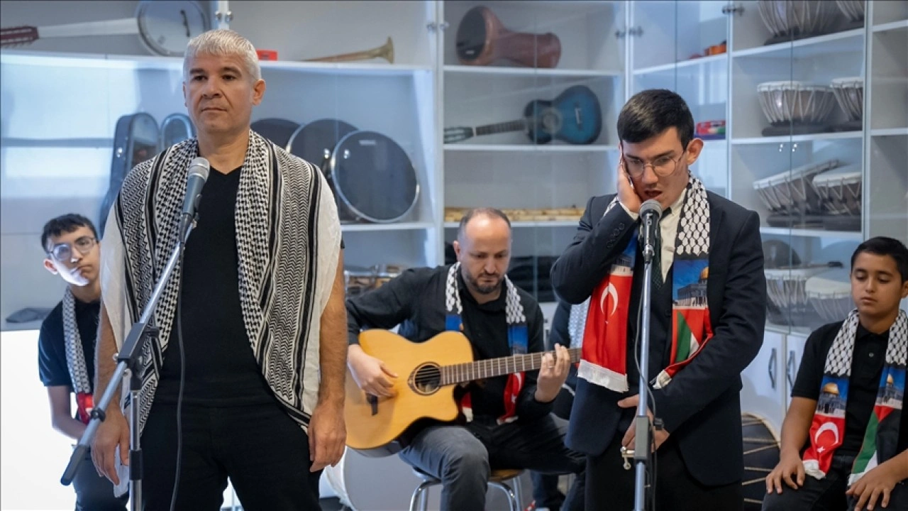 Liseli müzik grubu Küresel Sumud Filosu'na şarkılarıyla selam yolladı