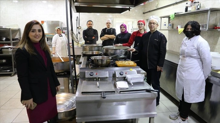 Lisenin mutfağında kamu personeline yemek yaparak mesleğe hazırlanıyorlar