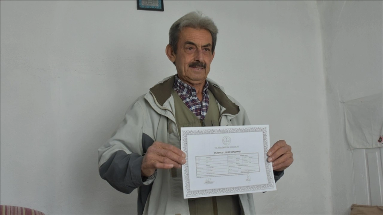 Liseyi 70 yaşında bitiren emekli, üniversite sınavına hazırlanıyor