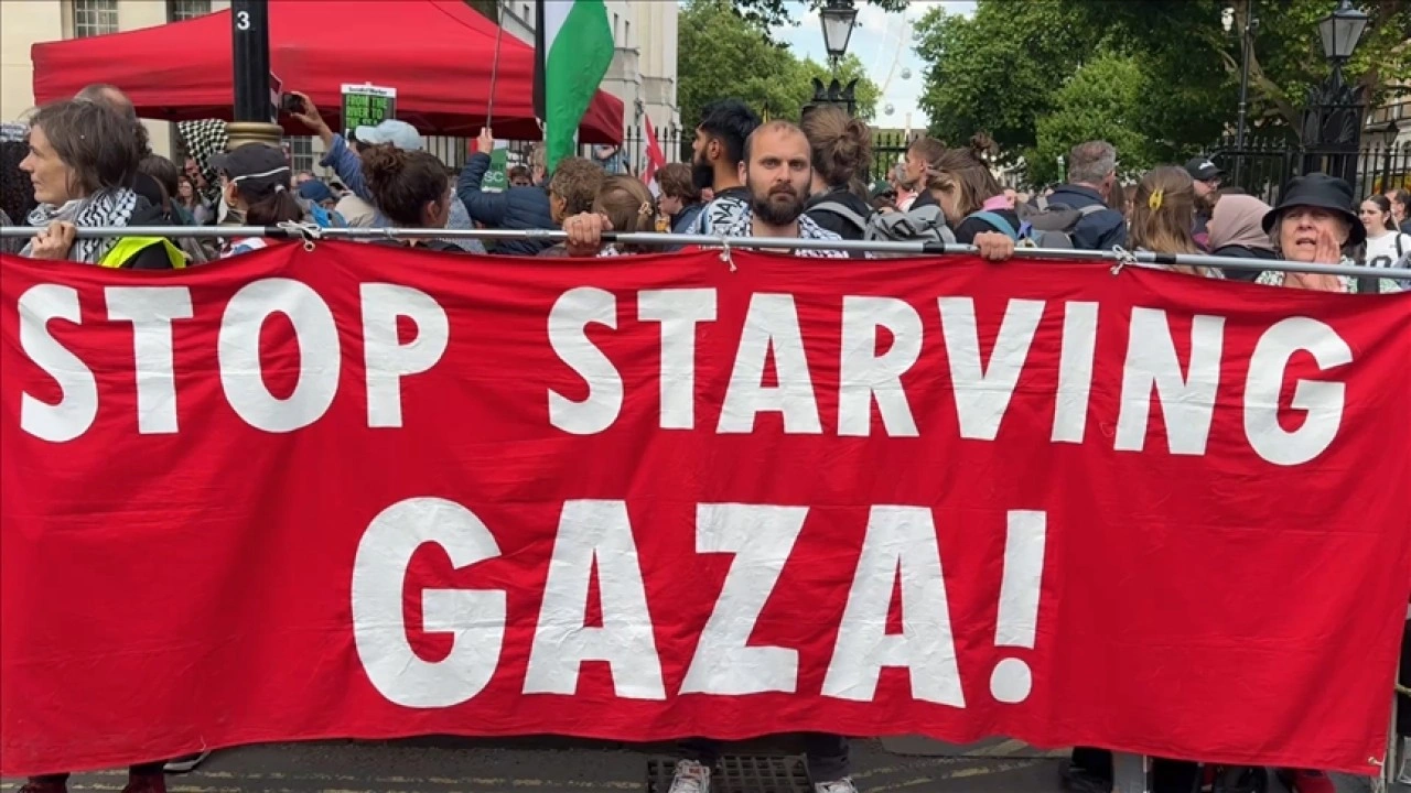 Londra'da binlerce kişi, İngiltere'nin İsrail'e silah satışını protesto etti