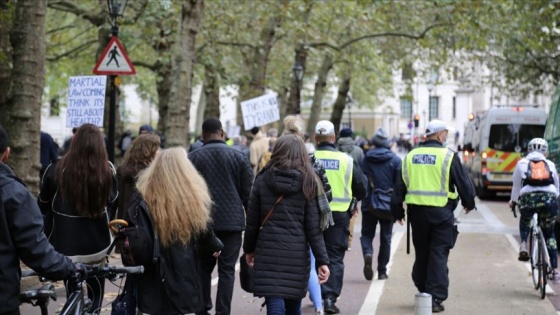 Londra'da Kovid-19 kısıtlamaları sıkılaştırılıyor