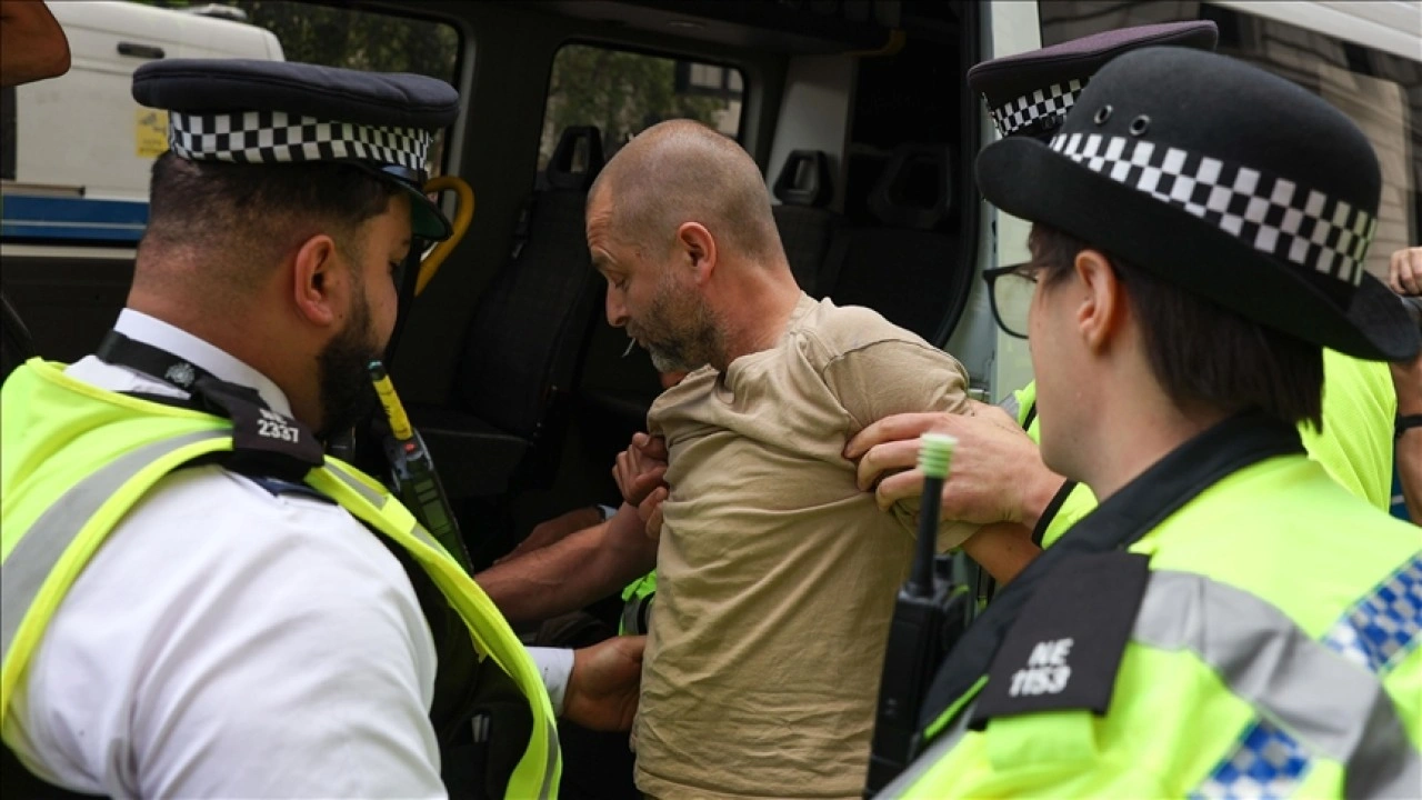 Londra'da yasaklı "Palestine Action" grubuna destek eyleminde 890 kişi gözaltına alın