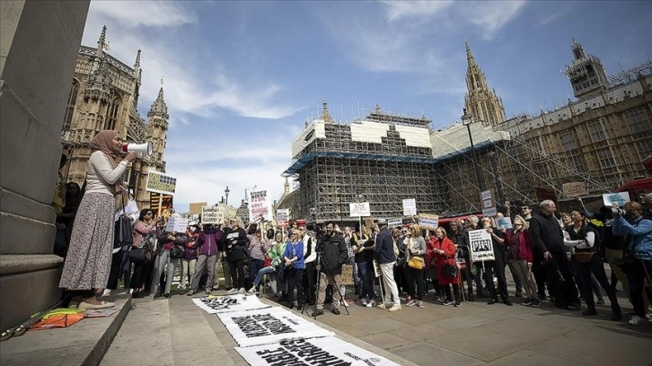 Londra’da kiracılar hükümeti protesto etti