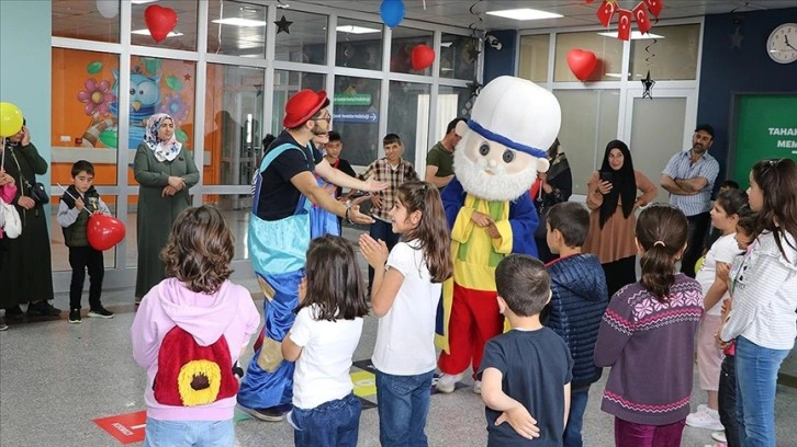 Lösemili ve diyabetli çocuklar hastanedeki palyaçolu kermeste moral depoladı