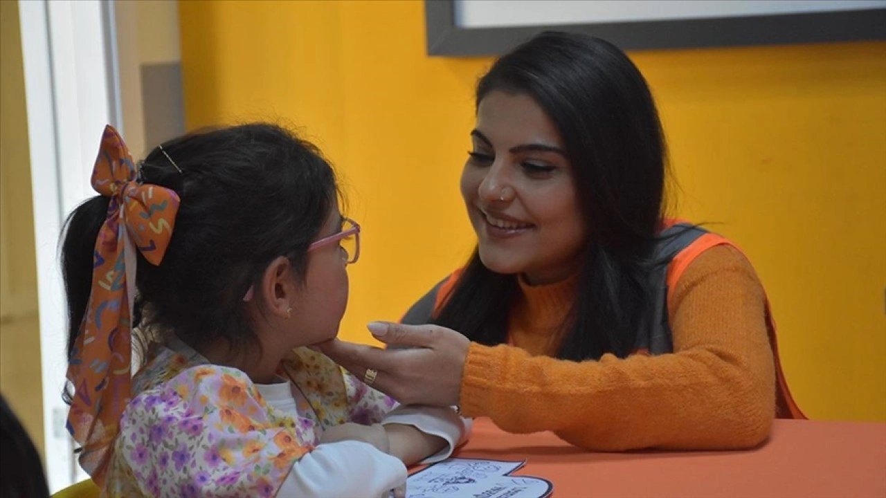 Lösemiyi yenip farkındalık çalışmalarına katılan genç kadın hastalara "umut" oluyor