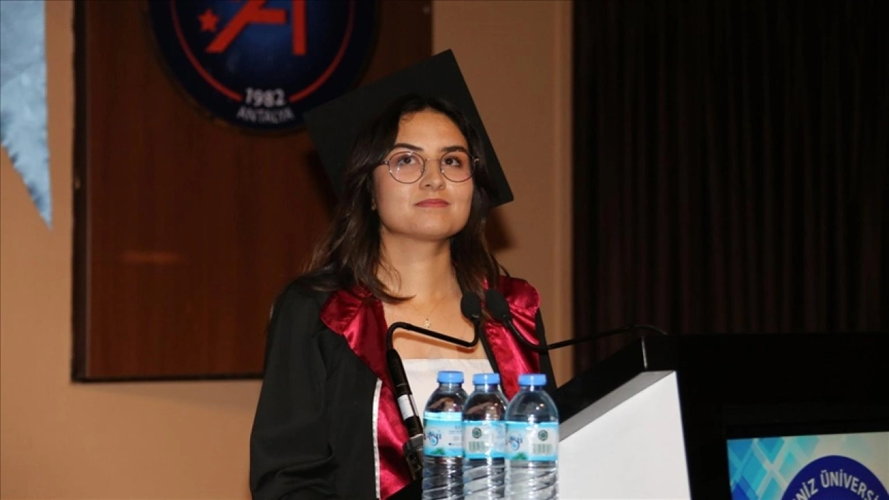 Lösemiyle mücadele eden genç, üniversite eğitimini fakülte birincisi olarak tamamladı