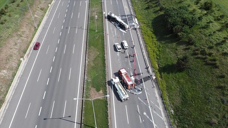 LPG yüklü tanker devrilen Anadolu Otoyolu'nun Bolu kesimi çift yönlü trafiğe kapatıldı