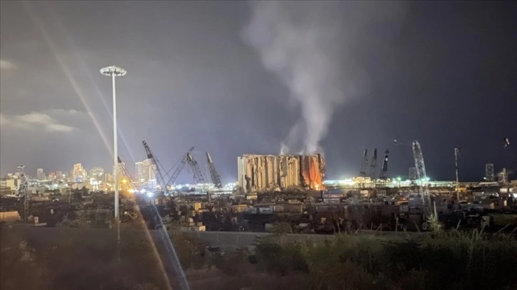 Lübnan'da büyük liman patlamasının sembolü silo, yangın nedeniyle yıkılma riski taşıyor