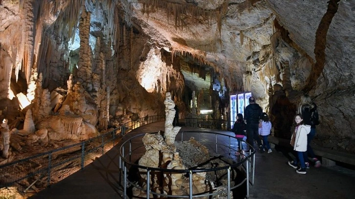 Lübnan'da milyonlarca yıllık sarkıtlara ve yer altı nehrine sahip mağara masal diyarını andırıyor